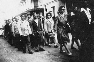 Simone desfila con otros deportados por las calles de la localidad francesa de Hendaya